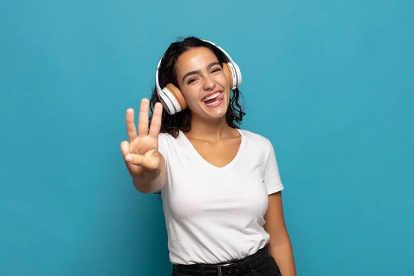 Joven Mujer Hispana Sonriendo Buscando Amigable Mostrando Número Tres Tercero — Foto de Stock