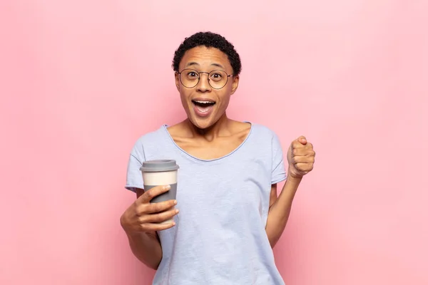 Jovem Negra Afro Mulher Sentindo Chocado Animado Feliz Rindo Celebrando — Fotografia de Stock