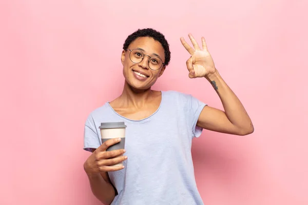 Jovem Negra Afro Mulher Sentindo Feliz Relaxado Satisfeito Mostrando Aprovação — Fotografia de Stock