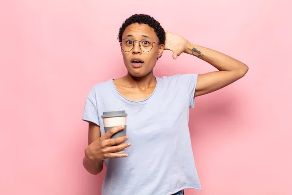 年轻的黑人黑人妇女感到紧张 焦虑或害怕 双手放在头上 对错误感到恐慌 — 图库照片