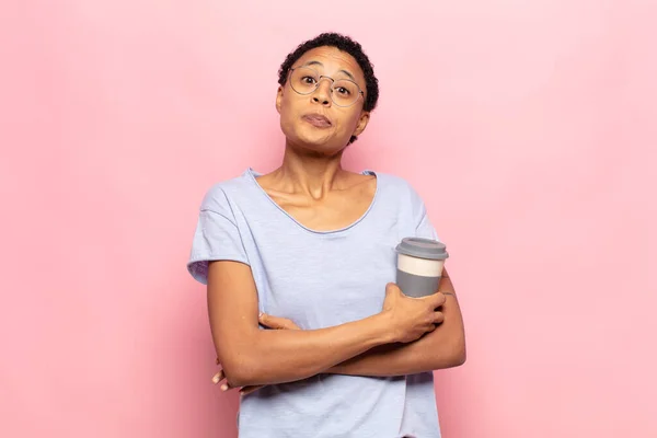 Junge Schwarze Afro Frau Zuckt Mit Den Schultern Fühlt Sich — Stockfoto
