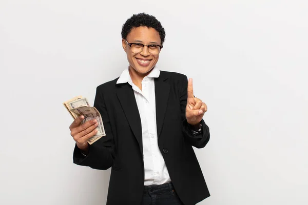 Joven Negro Afro Mujer Sonriendo Buscando Amigable Mostrando Número Uno — Foto de Stock