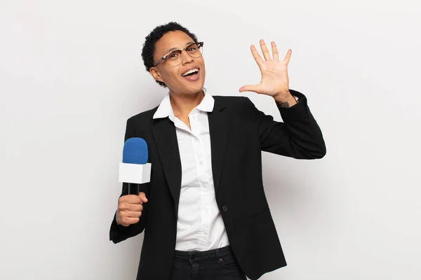 Joven Negro Afro Mujer Sonriendo Buscando Amigable Mostrando Número Cinco — Foto de Stock