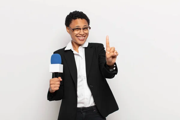 Joven Negro Afro Mujer Sonriendo Buscando Amigable Mostrando Número Uno — Foto de Stock