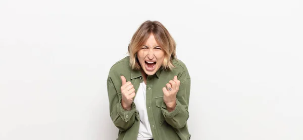 Jovem Mulher Bonita Gritando Agressivamente Com Irritado Frustrado Olhar Irritado — Fotografia de Stock