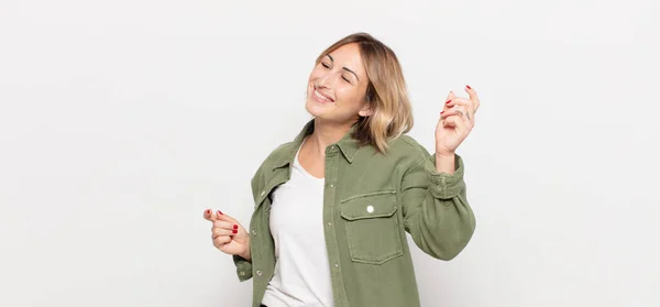 Jovem Mulher Bonita Sorrindo Sentindo Despreocupada Relaxada Feliz Dançando Ouvindo — Fotografia de Stock