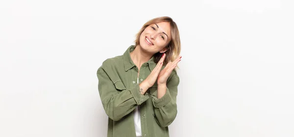 Joven Bonita Mujer Sintiéndose Feliz Exitosa Sonriendo Aplaudiendo Diciendo Felicitaciones — Foto de Stock