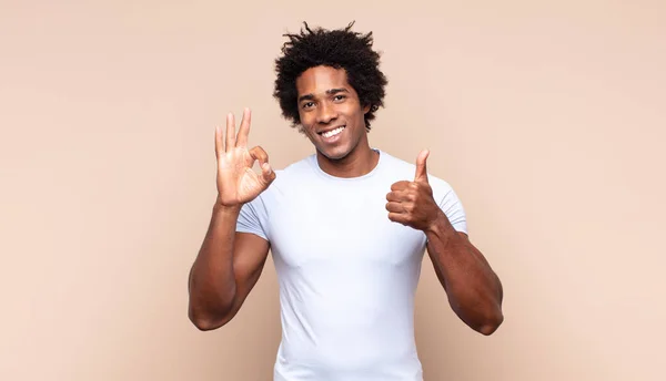 Junger Schwarzer Afro Mann Lächelt Und Sieht Glücklich Freundlich Und — Stockfoto