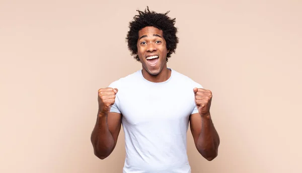 Jovem Negro Afro Homem Sentindo Feliz Relaxado Satisfeito Mostrando Aprovação — Fotografia de Stock