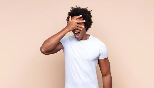 Genç Siyah Afro Adam Neşeli Kaygısız Asi Tavırlı Şakacı Dilsiz — Stok fotoğraf
