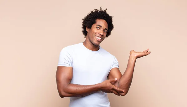 Giovane Nero Afro Uomo Sorridente Allegramente Dando Caldo Amichevole Amorevole — Foto Stock