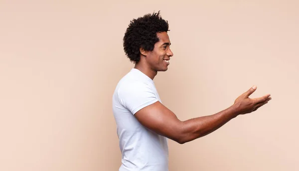 Jovem Negro Afro Homem Sorrindo Orgulhosa Confiantemente Sentindo Feliz Satisfeito — Fotografia de Stock