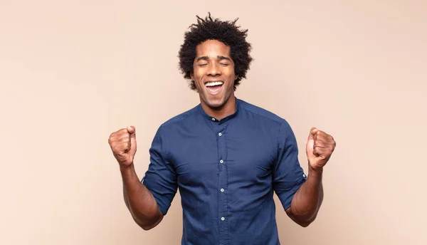 Joven Negro Afro Hombre Sonriendo Felizmente Apuntando Hacia Lado Hacia —  Fotos de Stock