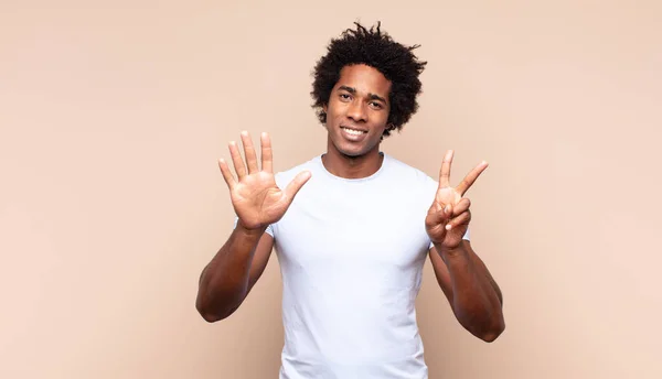 Jovem Negro Afro Homem Sorrindo Olhando Amigável Mostrando Número Oito — Fotografia de Stock