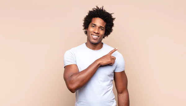Jovem Negro Afro Homem Sorrindo Alegremente Sentindo Feliz Mostrando Conceito — Fotografia de Stock