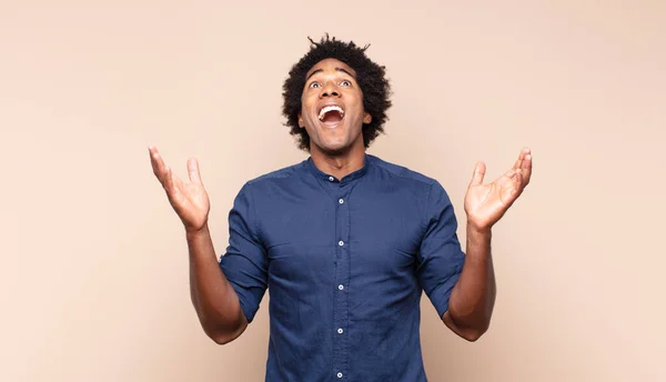 Jovem Negro Afro Homem Sentindo Feliz Surpreso Sortudo Surpreso Como — Fotografia de Stock