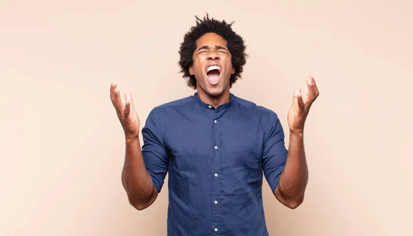 Jovem Negro Afro Homem Apontando Para Frente Para Câmera Com — Fotografia de Stock