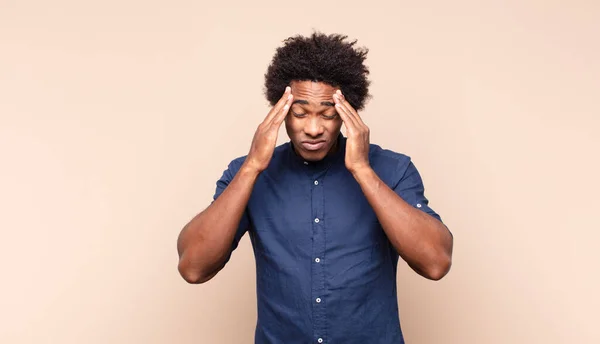 Junger Schwarzer Afro Mann Der Glücklich Unbeschwert Freundlich Und Entspannt — Stockfoto