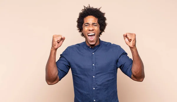 Jovem Negro Afro Homem Olhando Feliz Amigável Sorrindo Piscando Olho — Fotografia de Stock