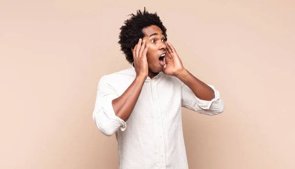 Jovem Negro Afro Homem Sentindo Feliz Animado Surpreso Olhando Para — Fotografia de Stock