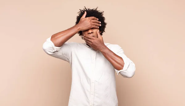 Fiatal Fekete Afro Férfi Aki Két Kézzel Takarja Arcát Nemet — Stock Fotó