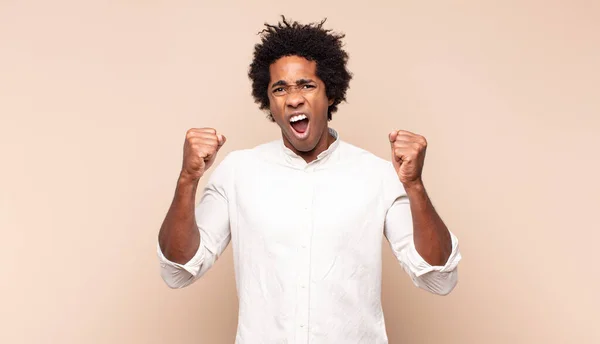 Jovem Negro Afro Homem Gritando Agressivamente Com Uma Expressão Irritada — Fotografia de Stock