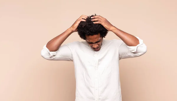 Fiatal Fekete Afro Férfi Érzés Stresszes Frusztrált Felemeli Kezét Fejét — Stock Fotó