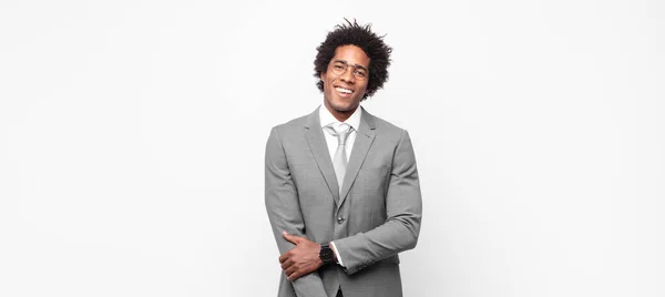 Zwart Afro Zakenmanlachend Verlegen Vrolijk Met Een Vriendelijke Positieve Maar — Stockfoto