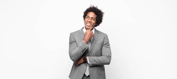 Schwarzer Afro Geschäftsmann Lächelt Glücklich Und Träumt Oder Zweifelt Schaut — Stockfoto
