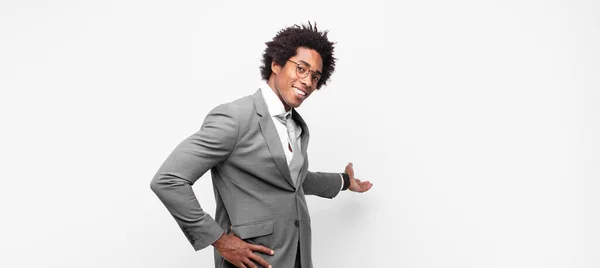 Negro Afro Empresario Sintiéndose Feliz Alegre Sonriendo Dándole Bienvenida Invitándole — Foto de Stock