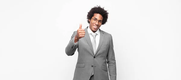 黒人アフロビジネスマン感覚誇り高く屈託のない自信と幸せ親指で積極的に笑顔アップ — ストック写真