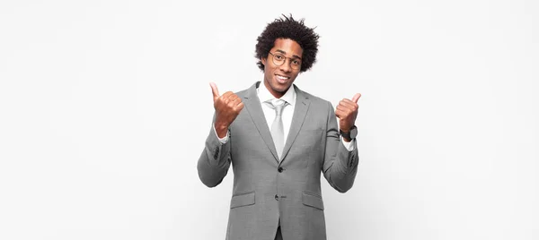 Schwarzer Afro Geschäftsmann Lächelt Fröhlich Und Sieht Glücklich Aus Fühlt — Stockfoto