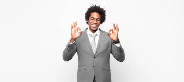 Negro Afro Hombre Negocios Buscando Concentrado Meditando Sintiéndose Satisfecho Relajado —  Fotos de Stock