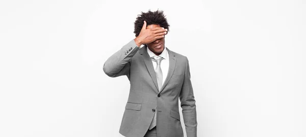 Zwart Afro Zakenmandekking Ogen Met Een Hand Bang Angstig Benieuwd — Stockfoto