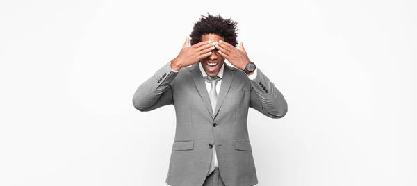 Negro Afro Empresario Sonriendo Sintiéndose Feliz Cubriendo Los Ojos Con — Foto de Stock