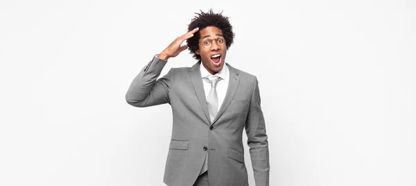 Negro Afro Empresario Buscando Feliz Asombrado Sorprendido Sonriendo Realizando Increíbles — Foto de Stock