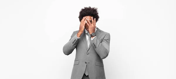 Černý Afro Businessmancovering Tvář Rukama Vykukuje Mezi Prsty Překvapeným Výrazem — Stock fotografie