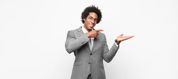 Negro Afro Businessmansmiling Sintiéndose Feliz Despreocupado Satisfecho Apuntando Concepto Idea — Foto de Stock