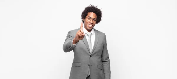 Schwarzer Afro Geschäftsmann Lächelt Stolz Und Selbstbewusst Und Posiert Triumphierend — Stockfoto