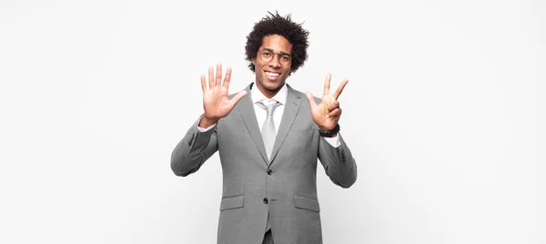 Schwarzer Afro Geschäftsmann Lächelt Und Sieht Freundlich Aus Zeigt Die — Stockfoto