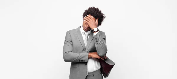 Czarny Afro Businessmanlooking Zestresowany Zawstydzony Lub Zdenerwowany Bólem Głowy Pokrycie — Zdjęcie stockowe