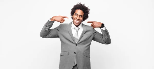 Schwarzer Afro Geschäftsmann Lächelt Selbstbewusst Und Zeigt Auf Sein Eigenes — Stockfoto