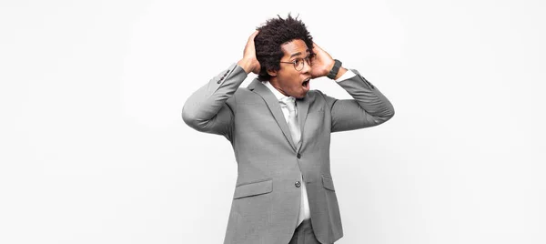 Czarny Afro Biznesmen Otwartymi Ustami Wygląda Przerażony Zszokowany Powodu Strasznego — Zdjęcie stockowe