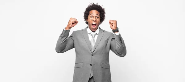 Zwart Afro Zakenmanschreeuwen Triomfantelijk Zoek Als Opgewonden Gelukkig Verrast Winnaar — Stockfoto