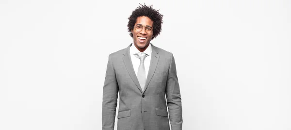 Schwarzer Afro Geschäftsmann Mit Einem Großen Freundlichen Unbeschwerten Lächeln Der — Stockfoto