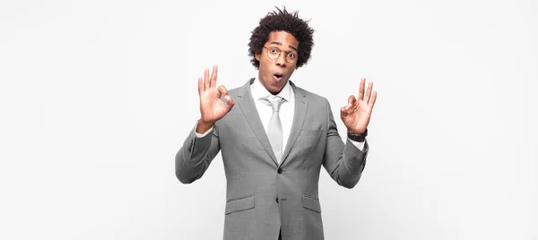 Negro Afro Businessmanfeeling Sorprendido Sorprendido Sorprendido Mostrando Aprobación Haciendo Signo — Foto de Stock