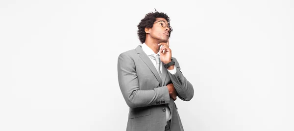 Μαύρο Afro Επιχειρηματίας Ένα Συμπυκνωμένο Βλέμμα Αναρωτιούνται Μια Αμφίβολη Έκφραση — Φωτογραφία Αρχείου