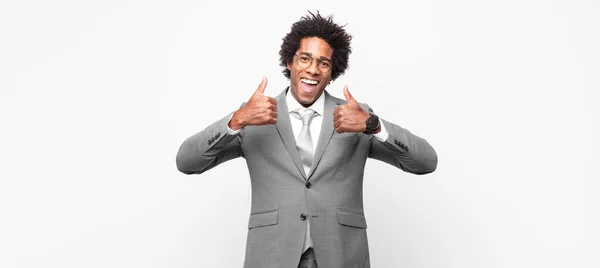 Schwarzer Afroamerikanischer Geschäftsmann Der Großen Und Ganzen Glücklich Positiv Zuversichtlich — Stockfoto
