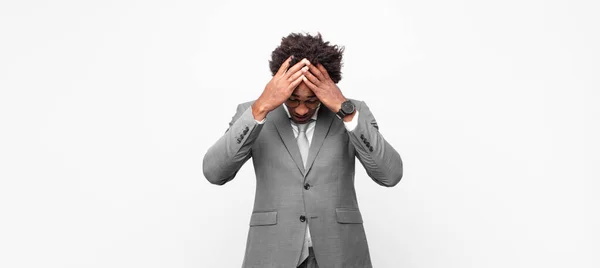 Czarny Afro Businessmanfeeling Zestresowany Sfrustrowany Podnosząc Ręce Głowy Uczucie Zmęczenia — Zdjęcie stockowe