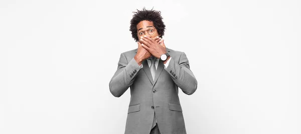 Svart Afro Affärsman Täcka Munnen Med Händerna Med Chockad Förvånad — Stockfoto